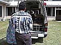 救急車の中を見てる関係者